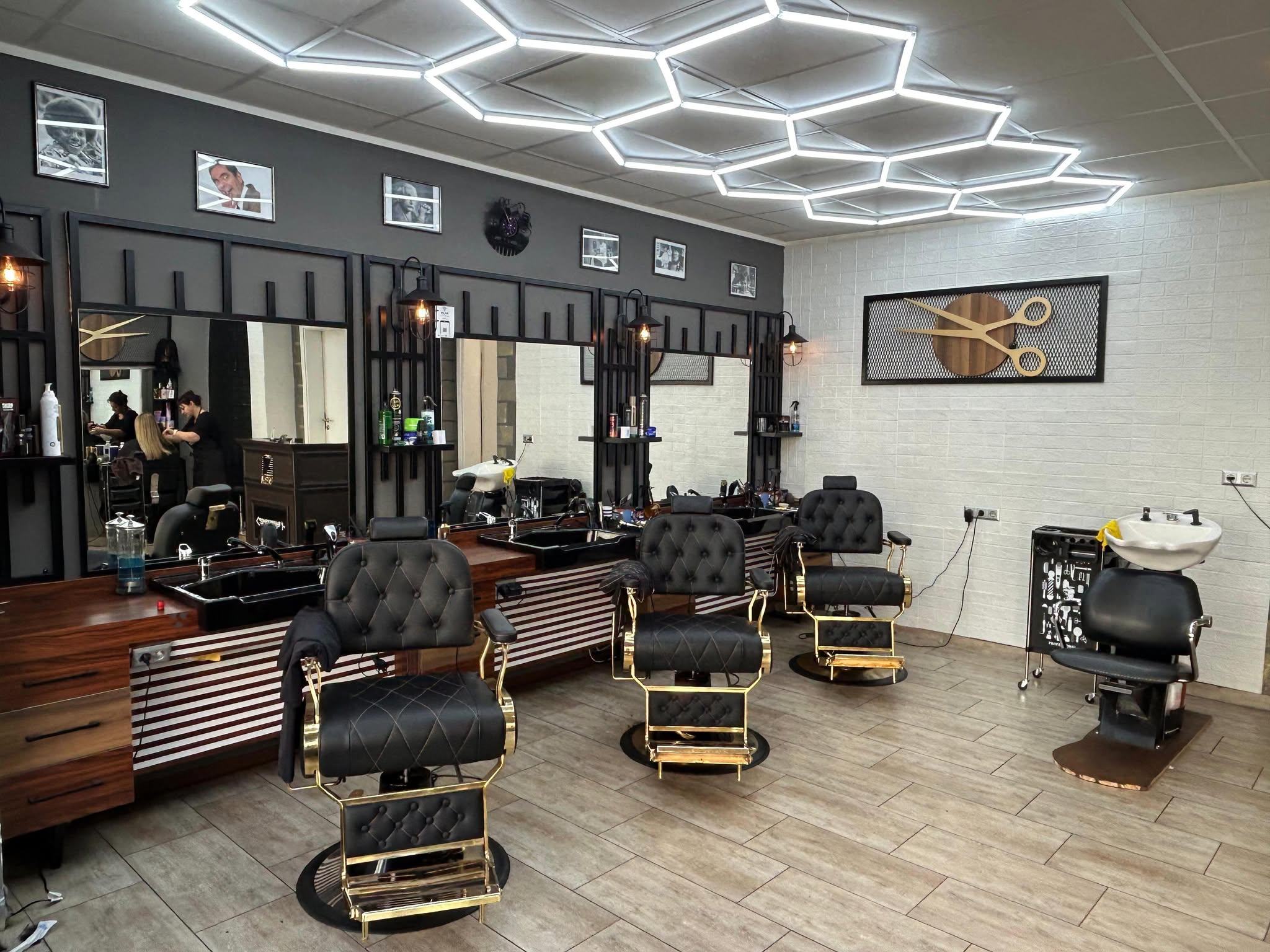 STAR77 FRISEURSALON - Moderne Luxus-Ausstattung mit LED-Deckenbeleuchtung und Premium-Friseurstühlen